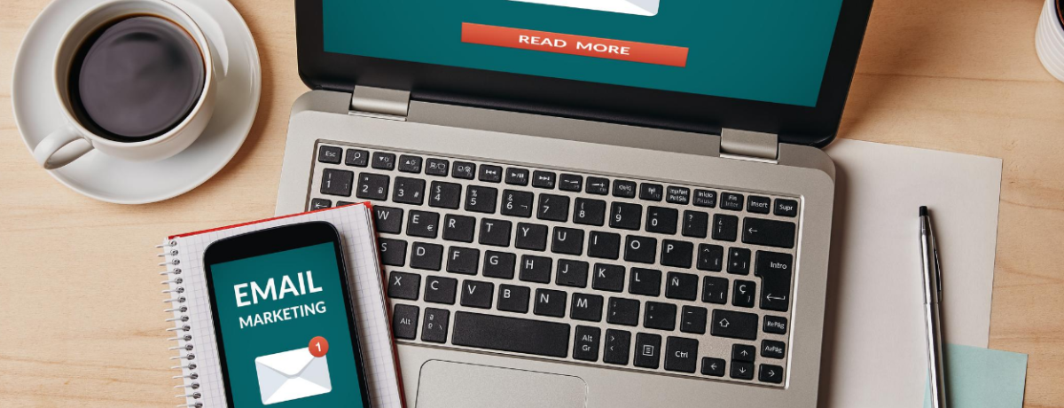 El email marketing es el envío de mails a determinados grupos con determinados intereses y segmentación con el fin de crear comunidad y ofrecer alguna solución y/u oferta a los clientes o suscriptores.