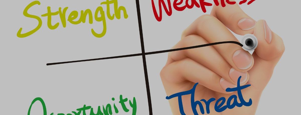Descubre qué es el análisis DOFA, cómo se hace paso a paso, ejemplos, estrategias cruzadas y consejos prácticos para aplicarlo con éxito.