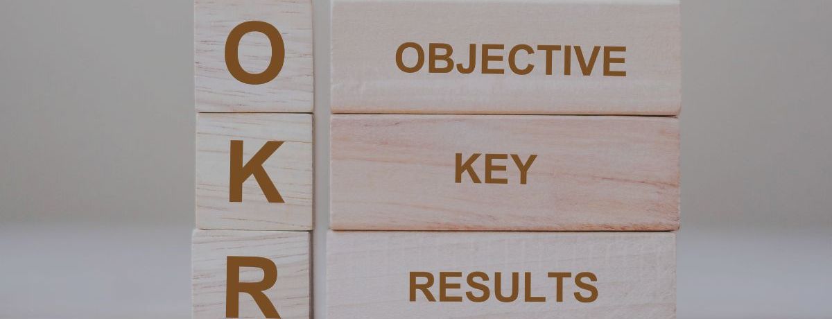 Qué son los OKR, cómo funcionan y por qué empresas como Google los usan para alinear equipos, medir resultados y alcanzar objetivos ambiciosos.